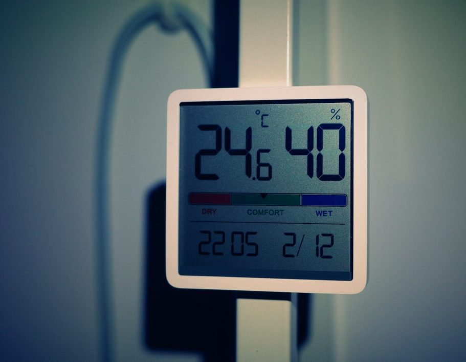 Ein digitales Raumthermostat zeit Temperatur, Luftfeuchtigkeit sowie Uhrzeit und Datum.